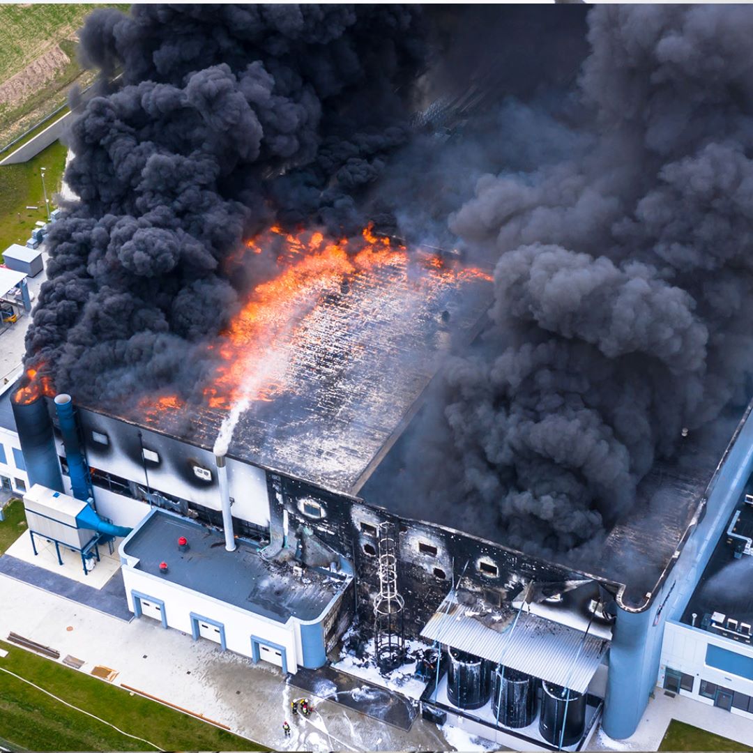 a factory fire emit toxic fumes with smoke